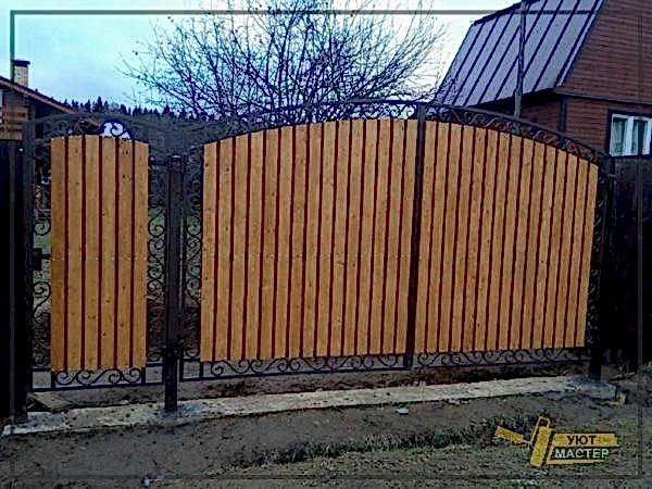 Деревянный забор с ковкой 60 мп