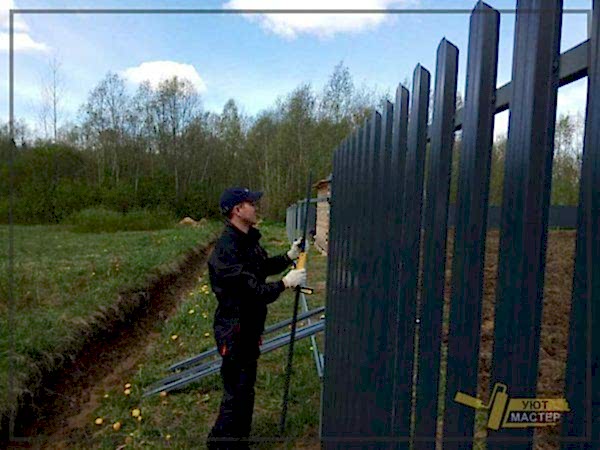 Забор из металлического штакетника 70 мп